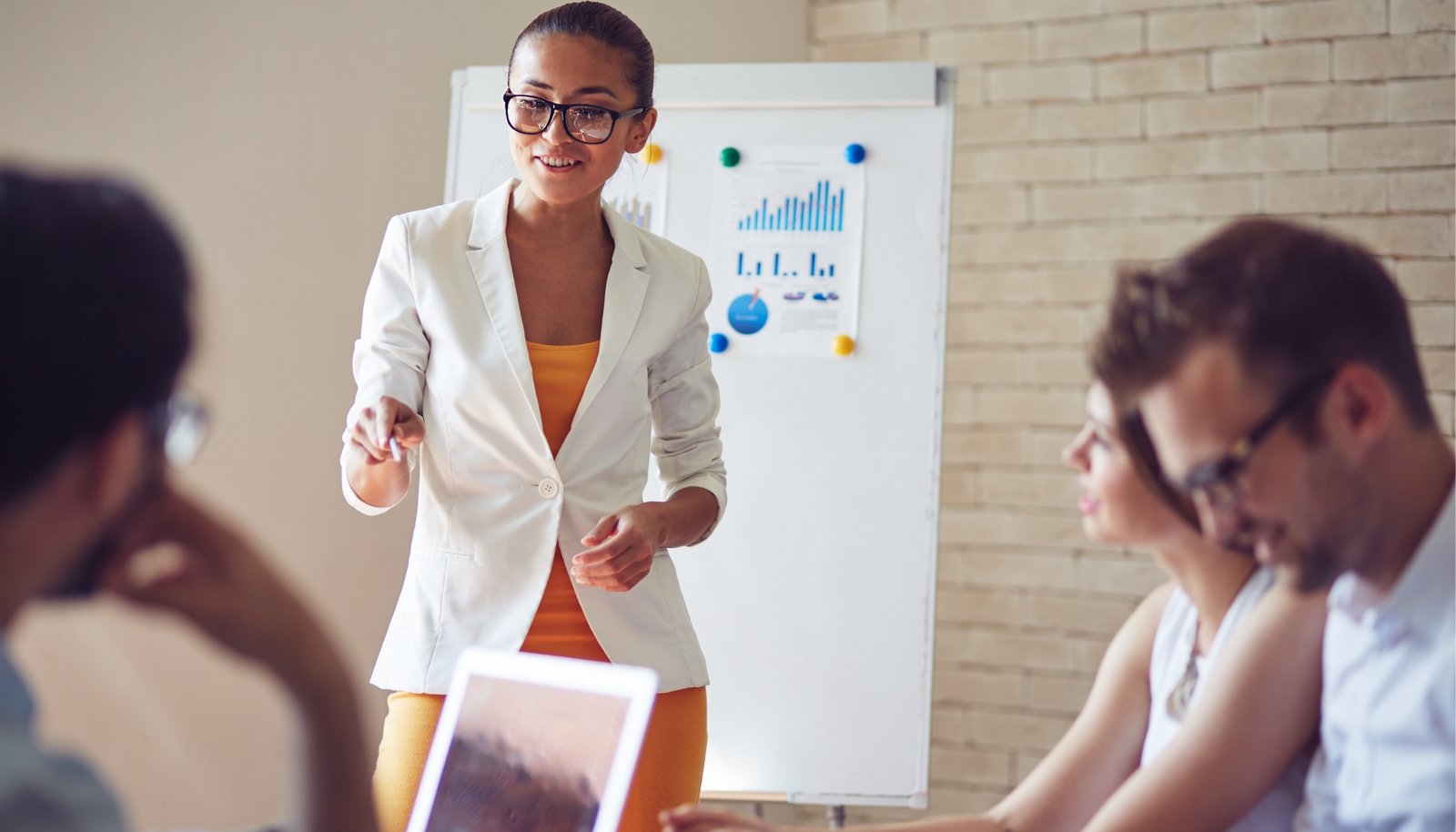 Manager motivant en réunion d’équipe professionnelle.