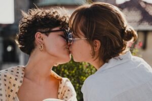 bisexuels qui s'embrassent