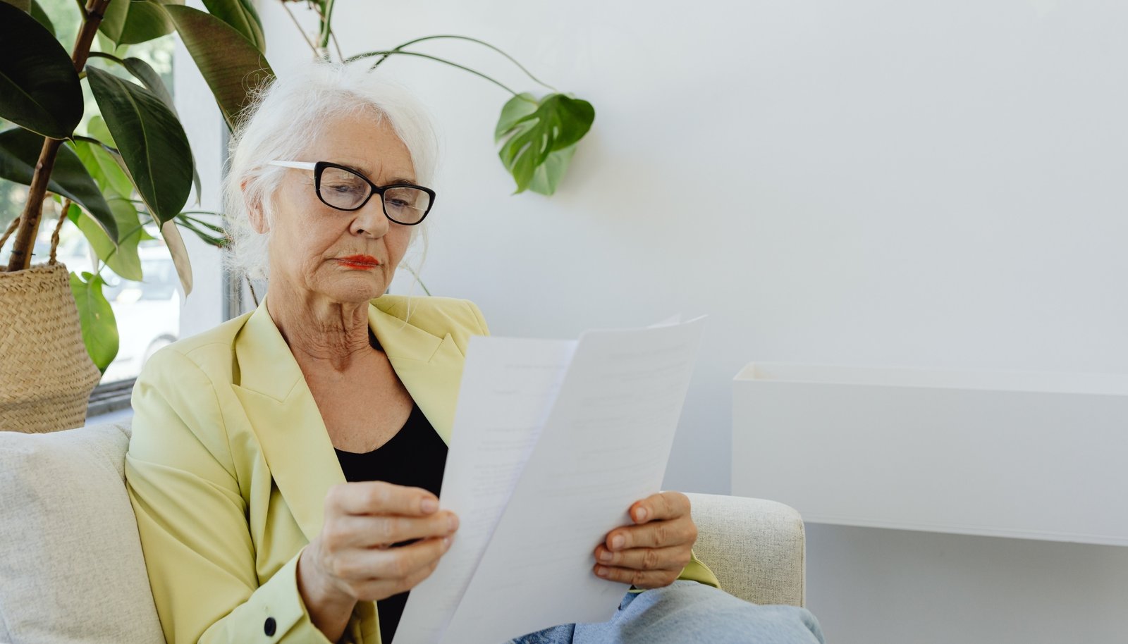 une retraitée tenant son relevé de carrière en main