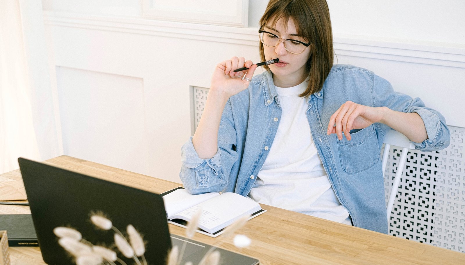 une femme qui consulte Oulala mon blog net