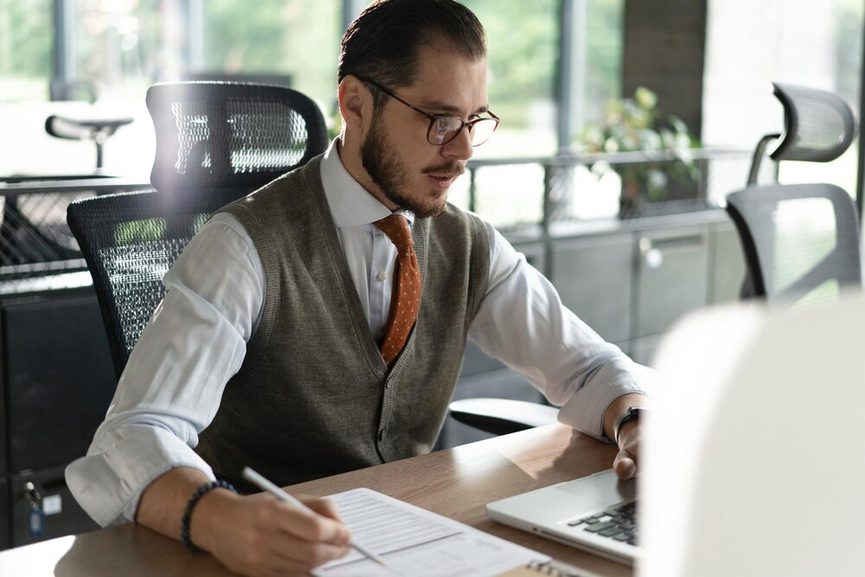 Travailleur indépendant dans son bureau étudiant son statut juridique