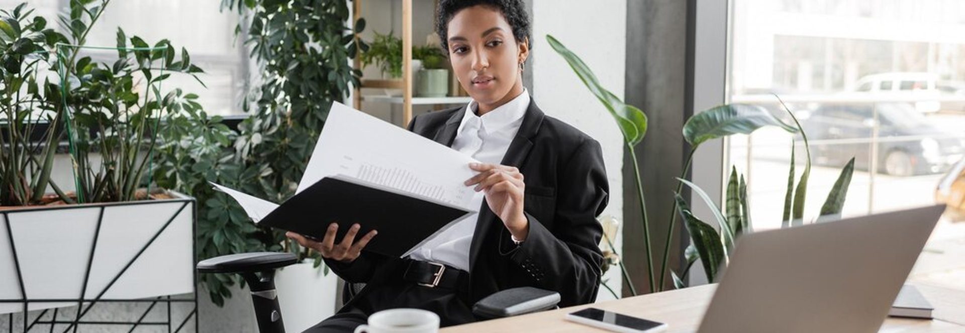 Freelancer signant des documents juridiques pour choisir entre SARL, SAS et EIRL