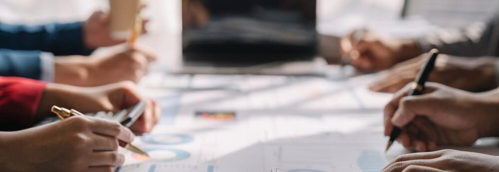 Dirigeant de PME calculant le besoin en fonds de roulement sur ordinateur