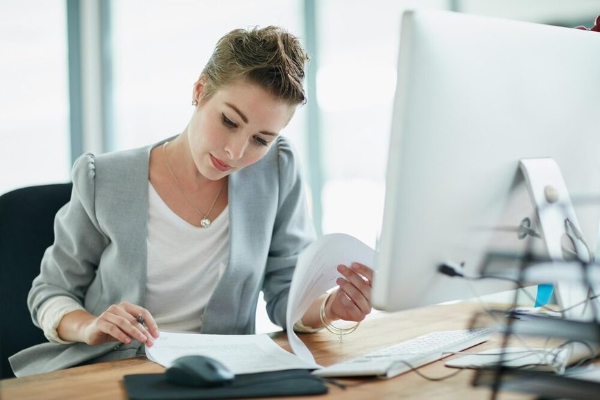 Comptable vérifiant des factures et documents financiers d'entreprise
