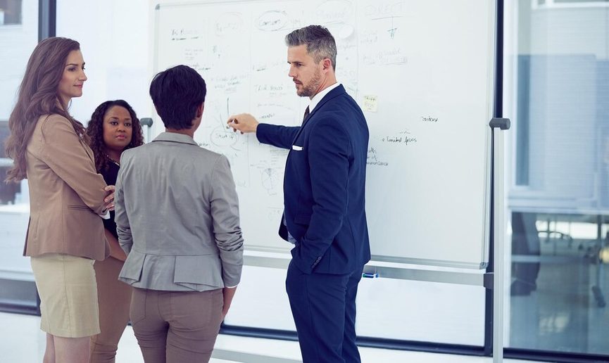 Équipe marketing en réunion discutant de KPI et de stratégie