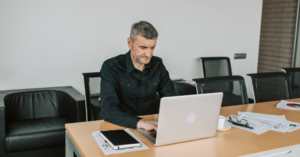 Combien coûte un community manager freelance ? Tarifs et prix en 2026