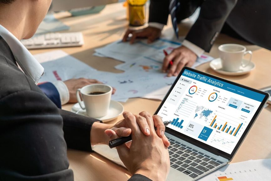 Équipe marketing analysant des données SEO et SEA sur ordinateur