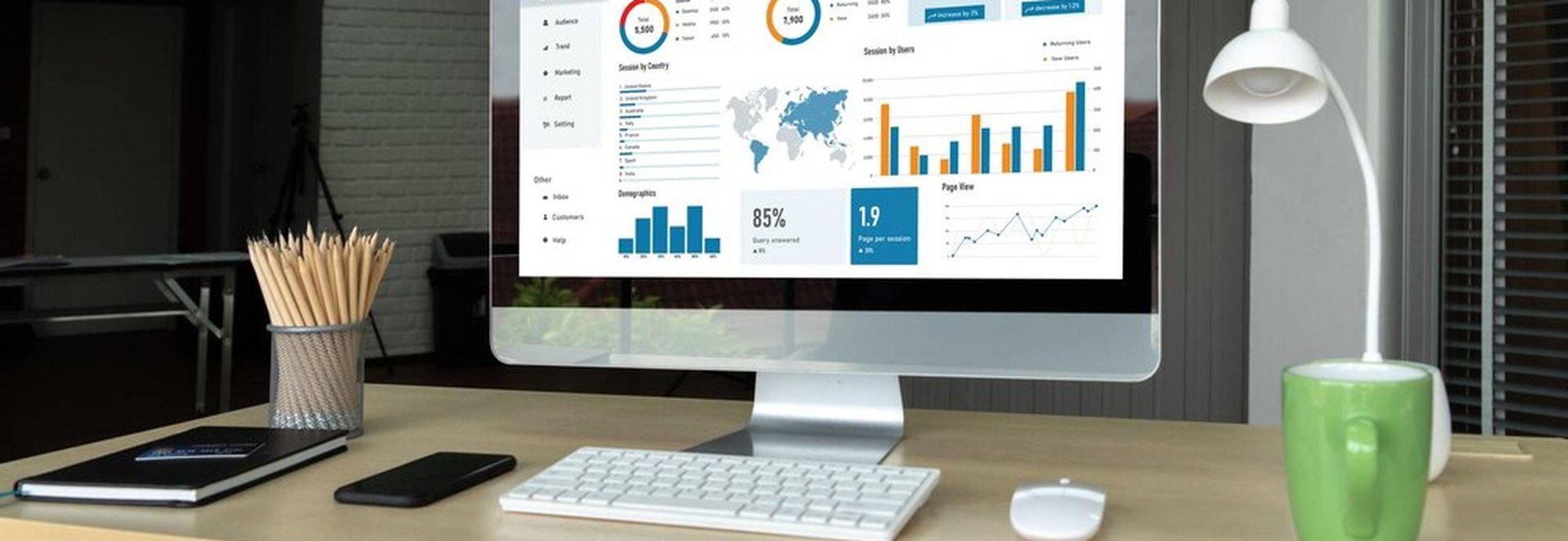 Différence entre SEO, SEA et SEM illustrée par un écran d'analyse marketing