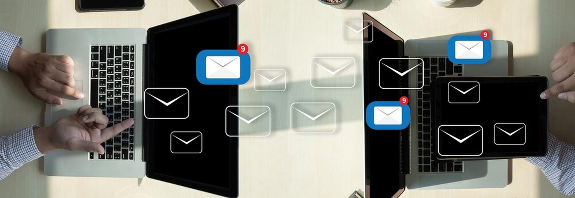 Illustration d'une personne qui lit un email professionnel avec des erreurs visibles