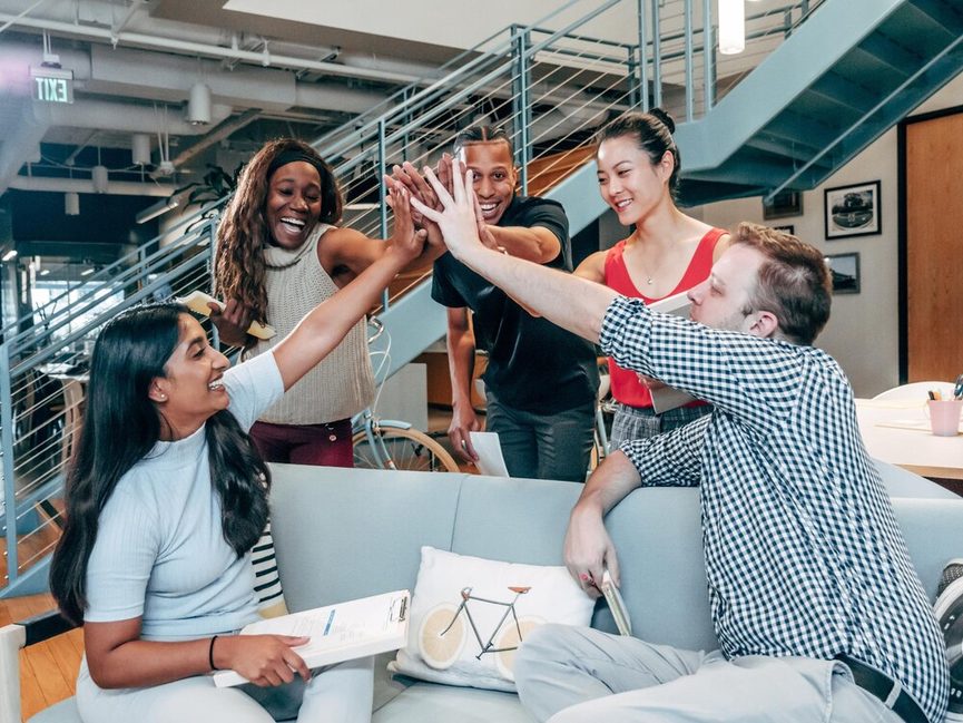 Illustration d'une équipe en activité de team building collaborative