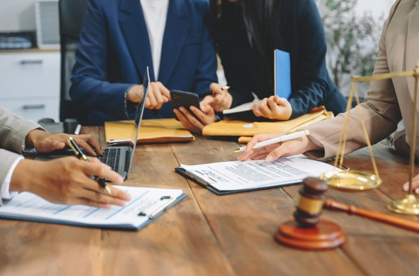 Balance de la justice sur bureau d'entreprise moderne
