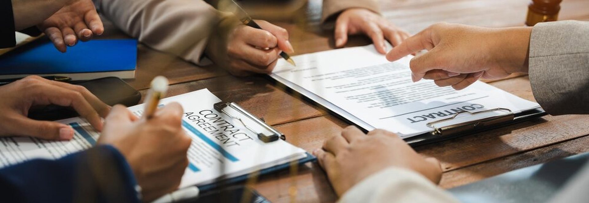 Dirigeant PME examinant des documents juridiques évolutifs