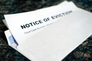 Dirigeant et bailleur : la procédure d&rsquo;expulsion d&rsquo;un locataire en cinq étapes, du premier impayé au départ