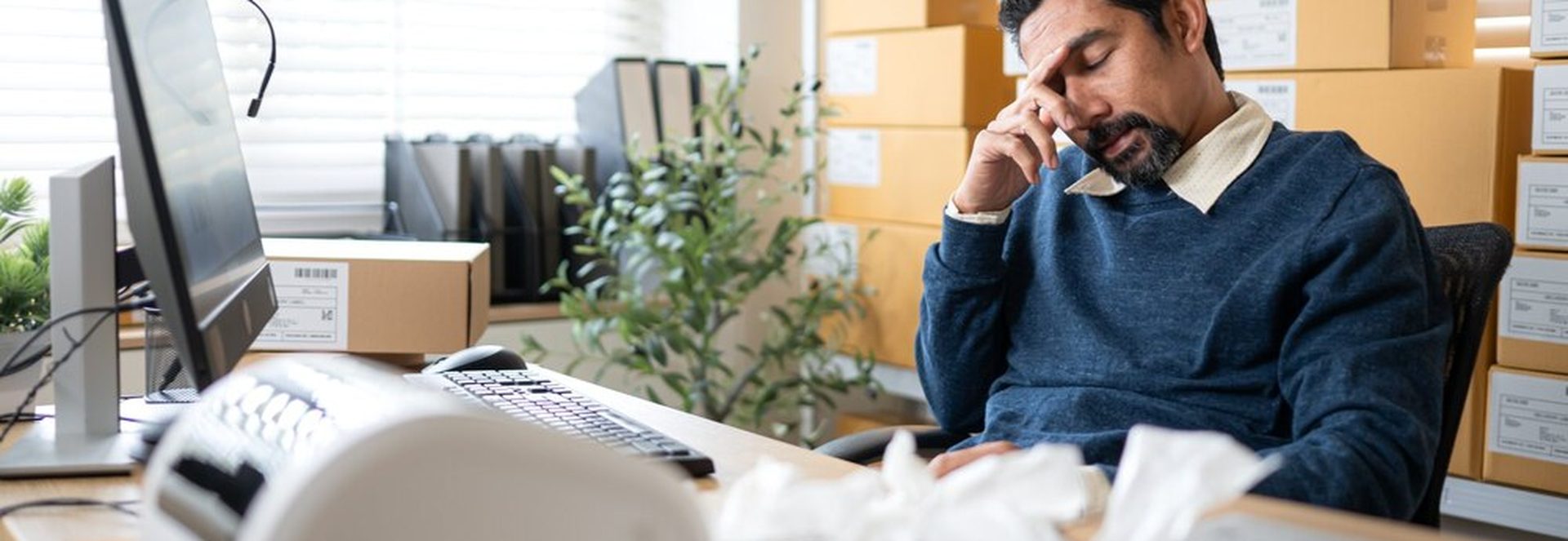 Chef d'entreprise PME analysant un dossier d'appel d'offres public complexe