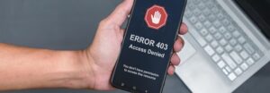 Smartphone affichant une icône de réseau barrée symbolisant le blocage des réseaux sociaux