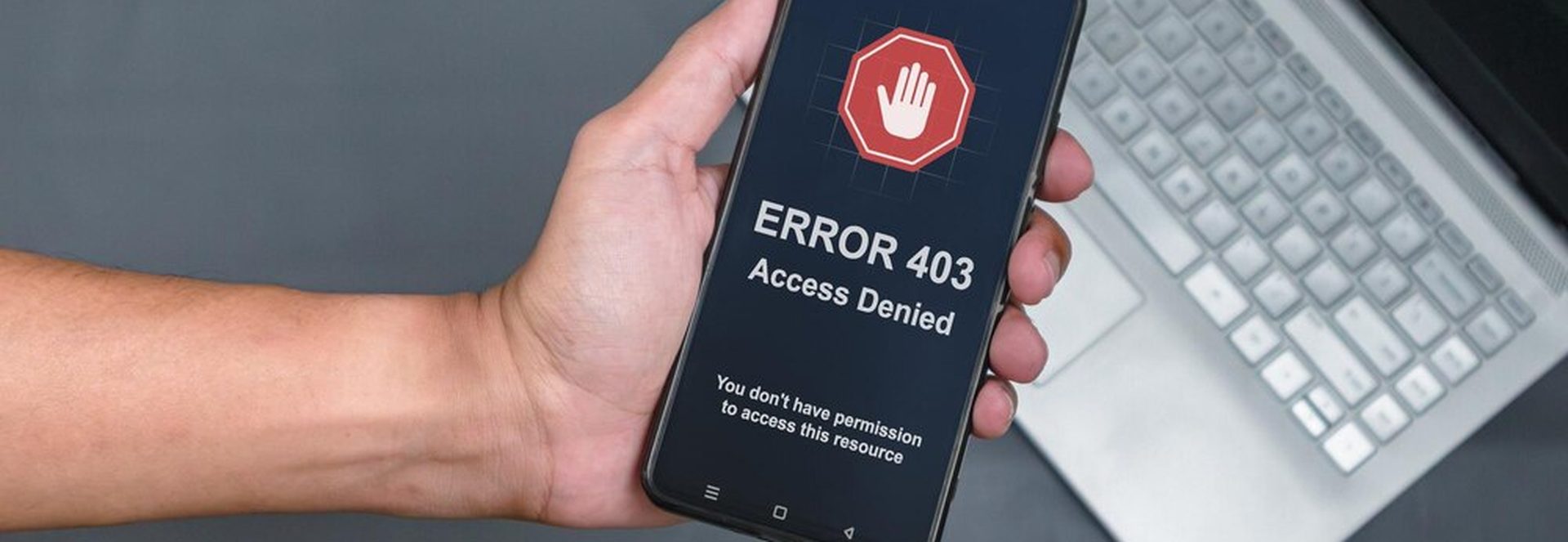Smartphone affichant une icône de réseau barrée symbolisant le blocage des réseaux sociaux