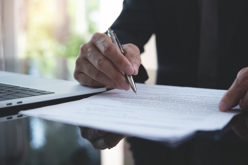 cession de creance bordereau dailly formalisme corps Documents financiers et factures empilés sur un bureau d'entreprise