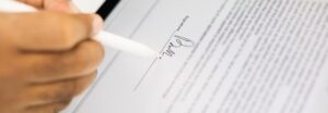 Signature d'un contrat de cession de créance sur un bureau professionnel