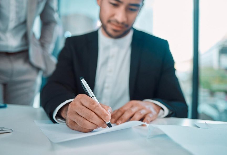 clause penale clause limitative responsabilite clause dedit contrats b2b corps Avocat analysant des documents contractuels complexes