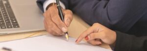 Signature d'un contrat commercial B2B avec focus sur les clauses juridiques