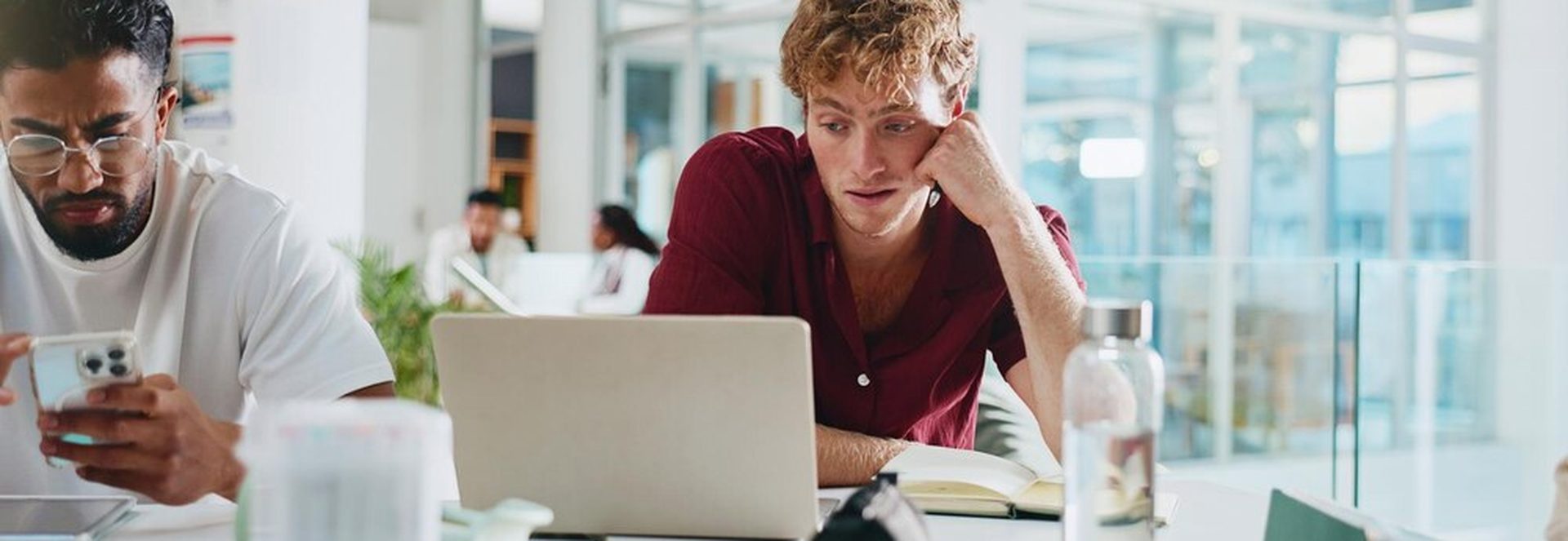 Salarié désengagé regardant son ordinateur dans un bureau vide