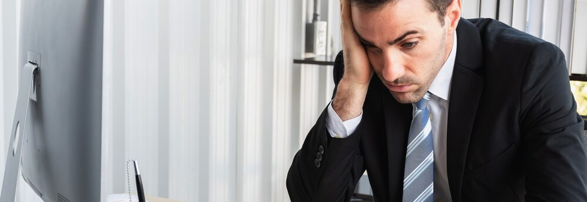Dirigeant stressé examinant des factures et un calculateur financier