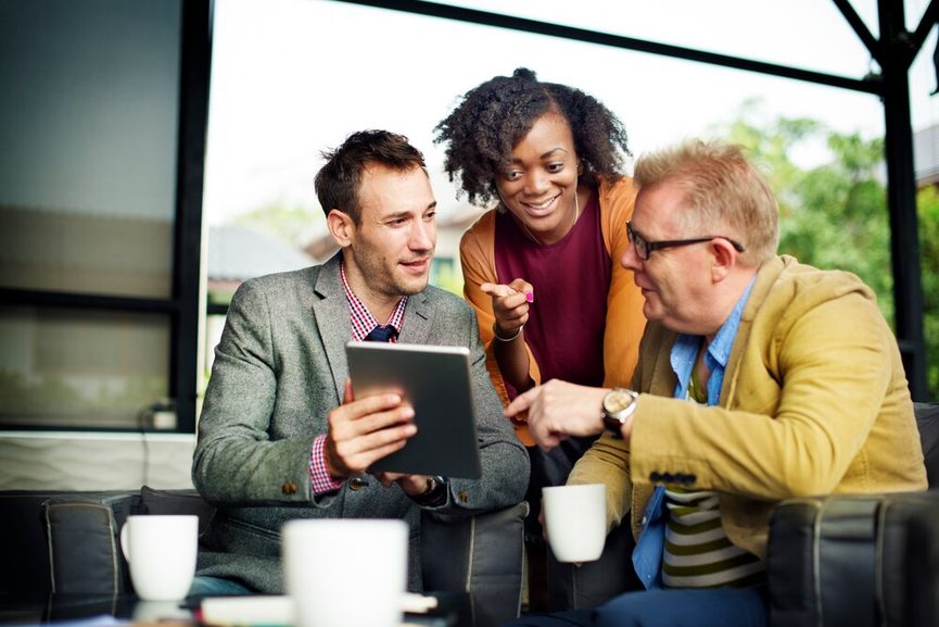 Conversation professionnelle sur une application de messagerie instantanée entre collègues