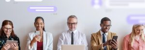Analyste marketing regardant un tableau de bord avec une part importante de trafic non identifié