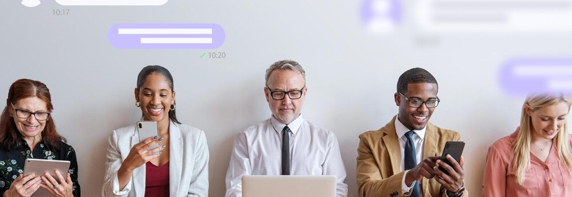 Analyste marketing regardant un tableau de bord avec une part importante de trafic non identifié