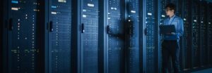 Directeur informatique analysant la gouvernance IA sur écran