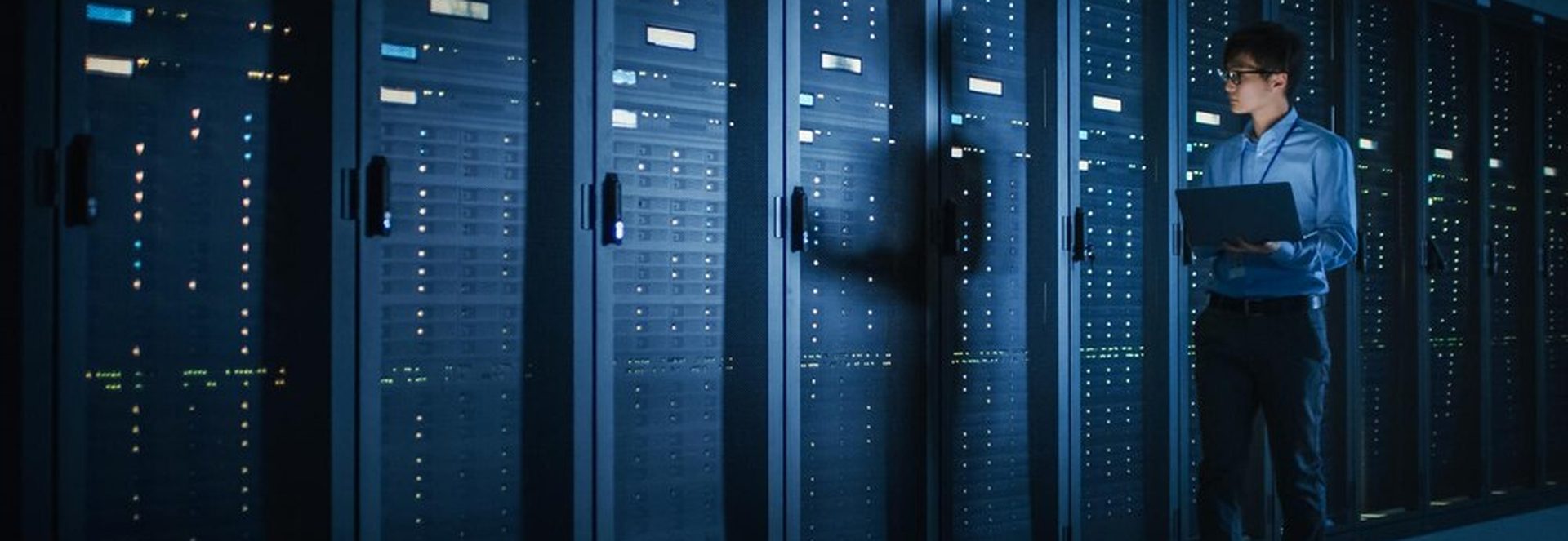 Directeur informatique analysant la gouvernance IA sur écran