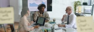 Réunion d'équipe marketing discutant de stratégie de contenu et de cohérence de marque