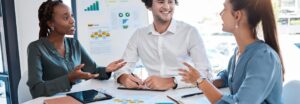Equipe marketing analysant la cohérence de marque sur écran