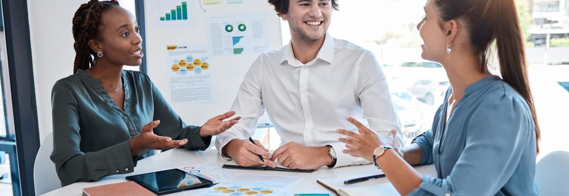 Equipe marketing analysant la cohérence de marque sur écran