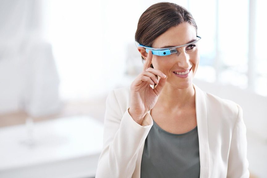 lunettes connectees cepd rgpd entreprise corps Collaborateur portant des lunettes connectées en milieu professionnel