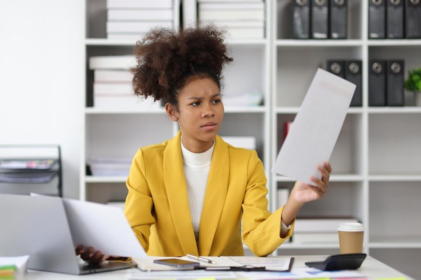 Entrepreneur confronté à la complexité administrative des greffes français