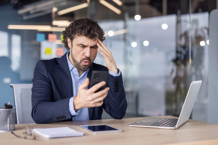 Équipe marketing analysant les données d'acquisition