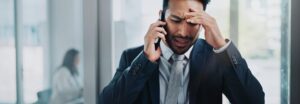 Homme d'affaires frustré regardant son téléphone sans réponse