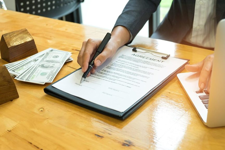Document contractuel montrant clause de résiliation et frais annexes