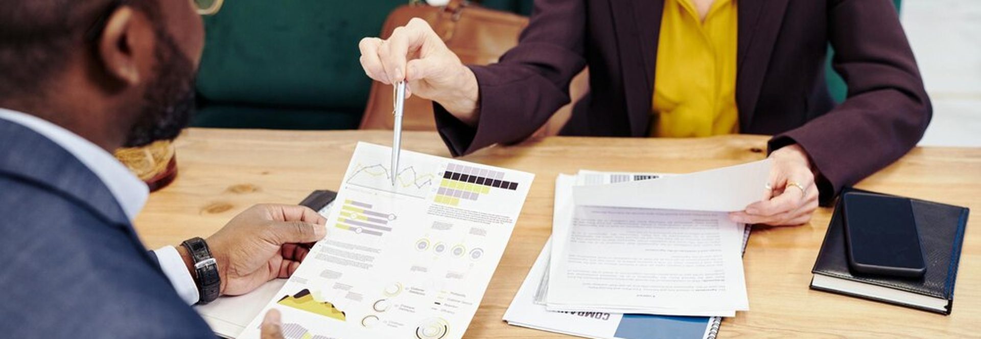 Contrat de portage salarial avec loupe révélant frais cachés