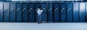 Équipe technique analysant des acronymes IA comme le RAG et le fine-tuning sur écran