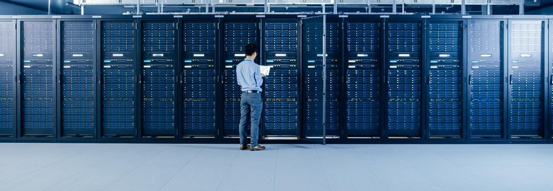Équipe technique analysant des acronymes IA comme le RAG et le fine-tuning sur écran