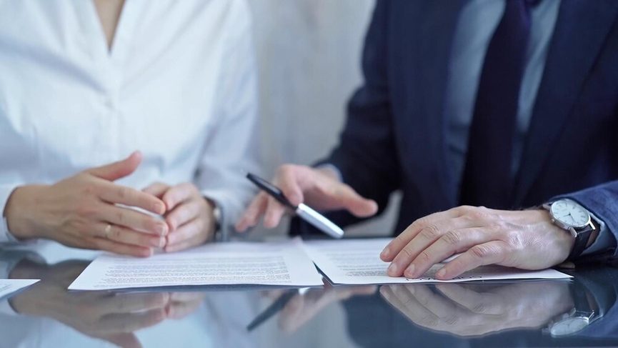 remuneration influenceur b2b performance contrat budget corps Deux professionnels analysant les résultats d'une campagne marketing sur un écran d'ordinateur