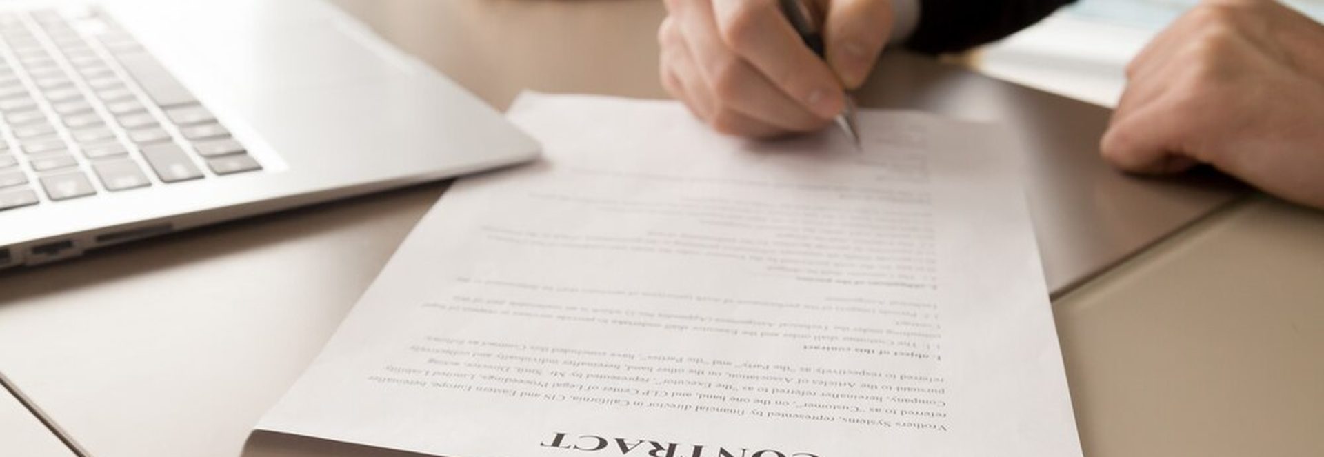 Signature d'un contrat de rémunération influenceur B2B à la performance entre deux professionnels
