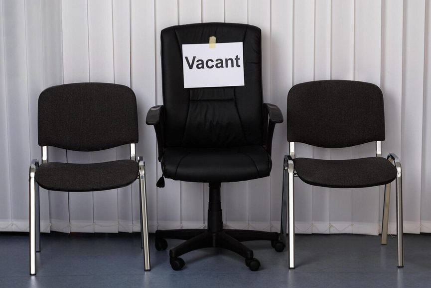 Recruteur consultant un écran avec perplexité face à une candidature annulée