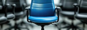 Chaise vide dans un bureau moderne illustrant un candidat absent le jour de l'embauche