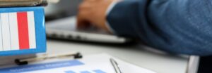 Calculatrice de paie et documents financiers sur un bureau