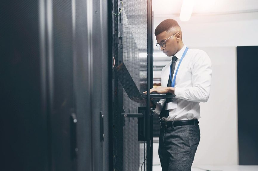 Administrateur IT configurant des protocoles de sécurité sur écran