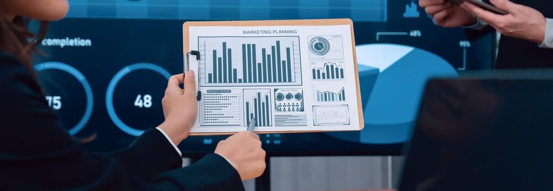 Tableau de bord financier et prévision de trésorerie sur écran