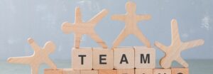 Équipe en train de participer à une activité de team building innovante